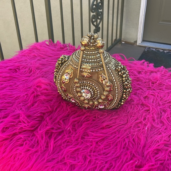 Gold metal/tin like small clutch. - Picture 3 of 8